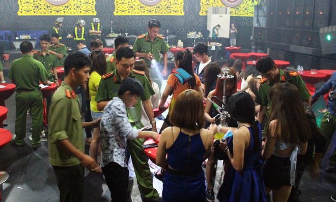 Hang chuc canh sat ap vao quan bar Oxy o Sai Gon hinh anh