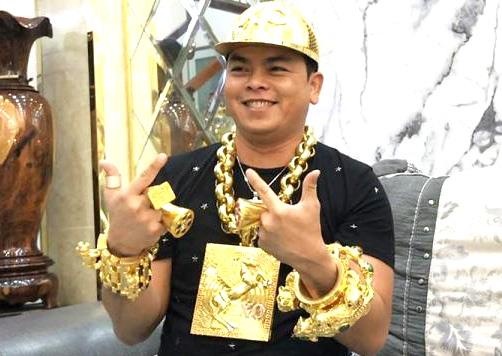Phuc XO chi dao dan em de khach mang ma tuy vao quan hat hinh anh