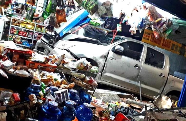 Toyota Hilux tong xe may roi lao vao tiem tap hoa, 3 nguoi bi thuong hinh anh