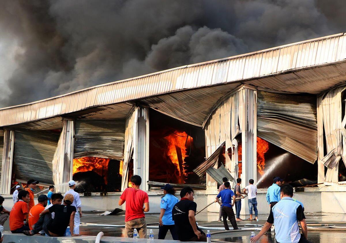 chay cong ty ghe nem o binh duong anh 1