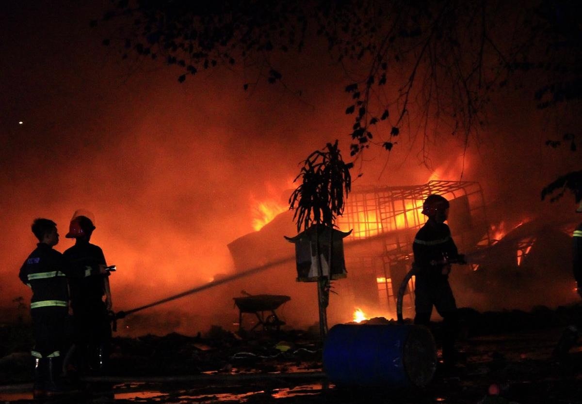 Lua bao trum xuong phe lieu rong hang nghin m2 giua khuya hinh anh