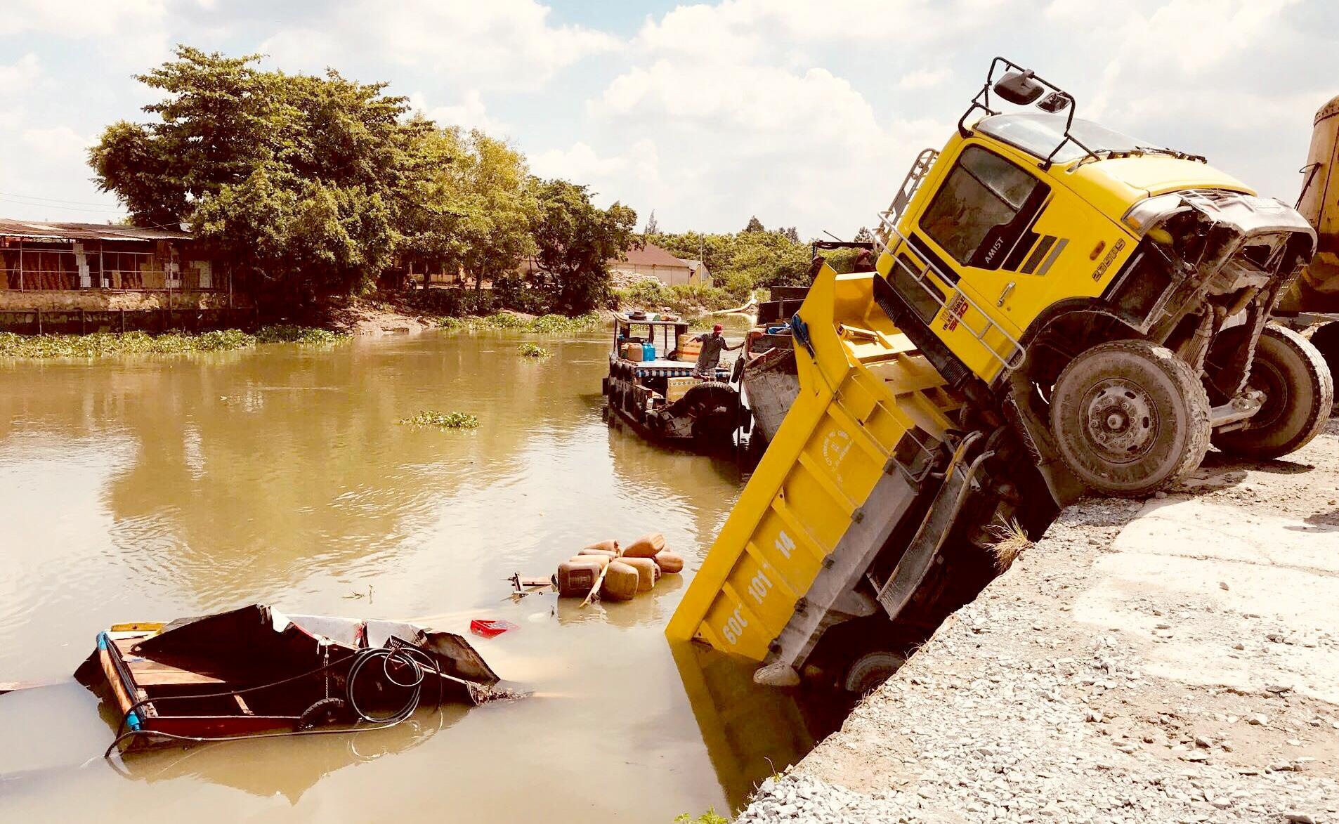 Xe ben lao xuong song nhan chim chiec ghe, 2 nguoi thoat chet hinh anh