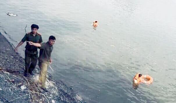 2 hoc sinh tam song duoi nuoc anh 1