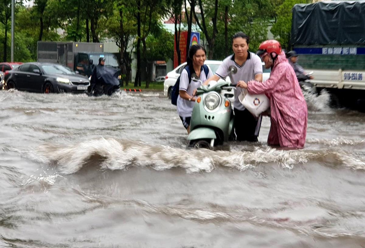 Sai Gon mua ngap duong, hoc sinh nga xe uot sung hinh anh