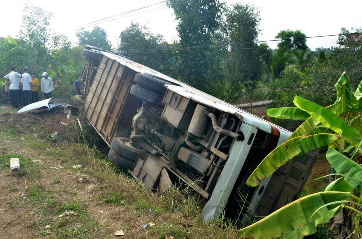 Lat xe khach cho hon 40 cong nhan, 10 nguoi trong thuong hinh anh