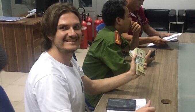 Mẹ con lao công trả 7.400 USD ảnh 1 Me con lao cong tra 7.400 USD anh 1