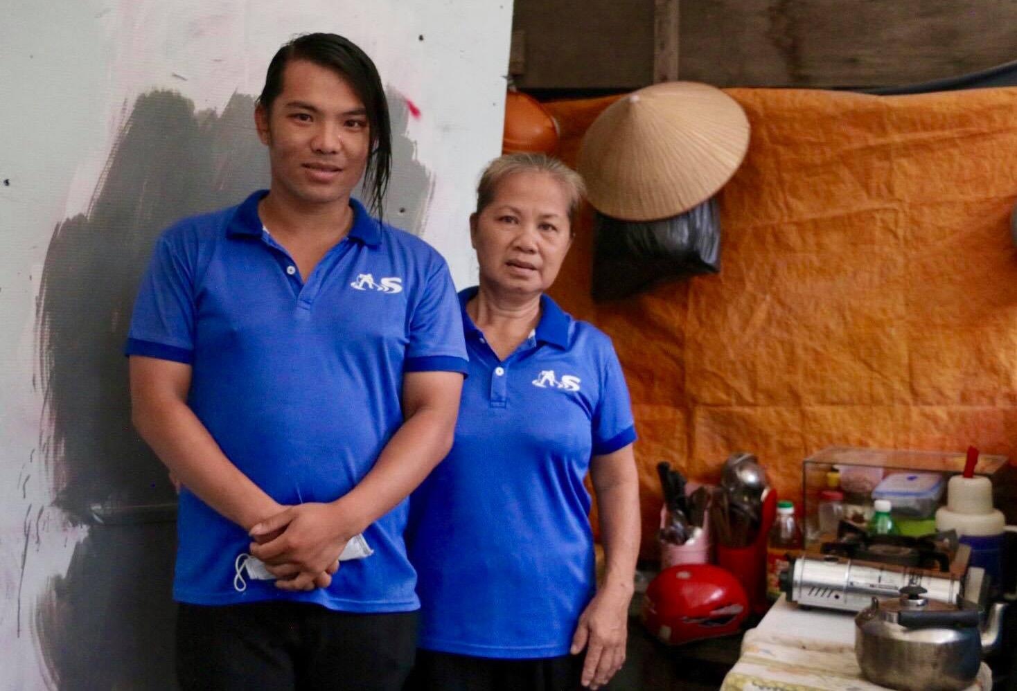 Mẹ con lao công trả 7.400 USD ảnh 2 Me con lao cong tra 7.400 USD anh 2