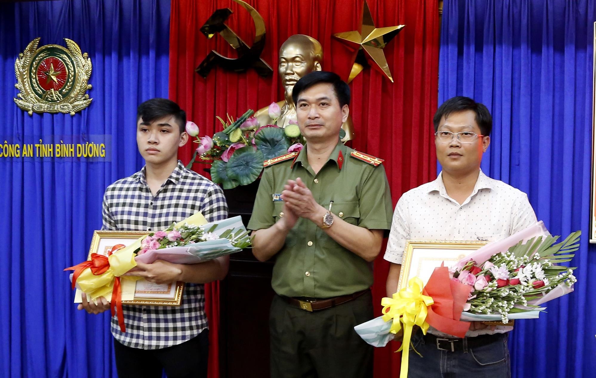 3 nguoi dan giup cong an pha vu thi the trong khoi be tong duoc thuong hinh anh