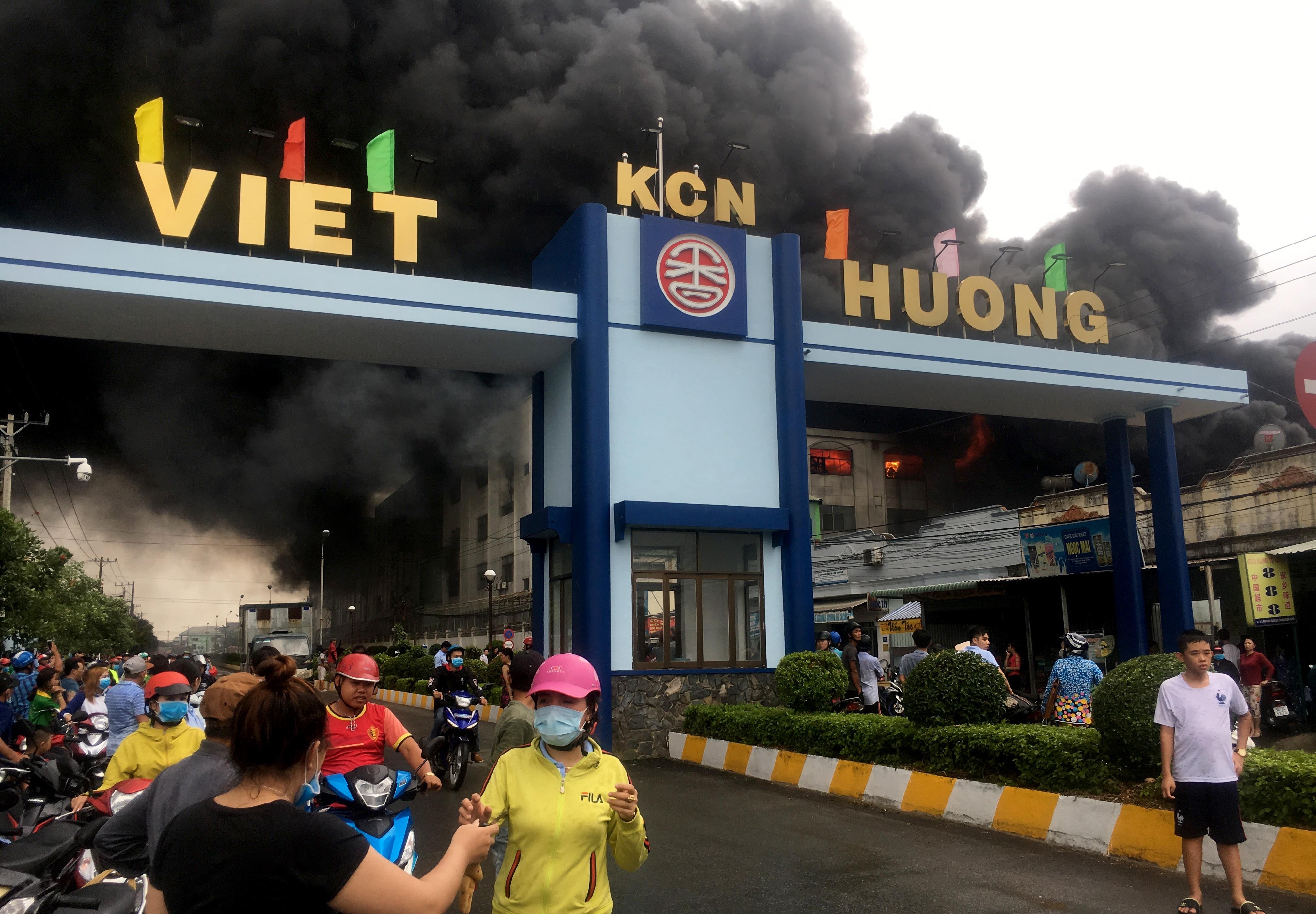 Chay lon tai cong ty san xuat bang keo o Binh Duong hinh anh