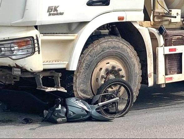 Tai xe thieu quan sat, xe bon cuon nguoi phu nu vao gam hinh anh