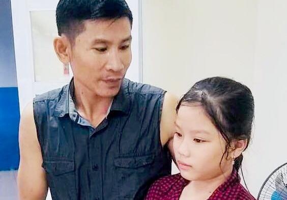 2 cha con di cau ca bi nuoc cuon hinh anh