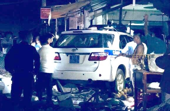 Xe tuan tra CSGT tong chet nam thanh nien dung truoc hien nha hinh anh