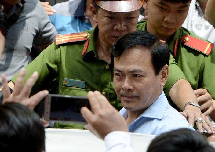 Hang chuc canh sat ho tong Nguyen Huu Linh roi toa hinh anh