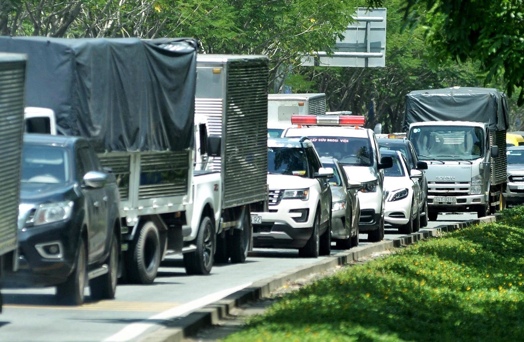 kẹt xe kinh hoàng trên cao tốc ảnh 2 ket xe kinh hoang tren cao toc anh 2