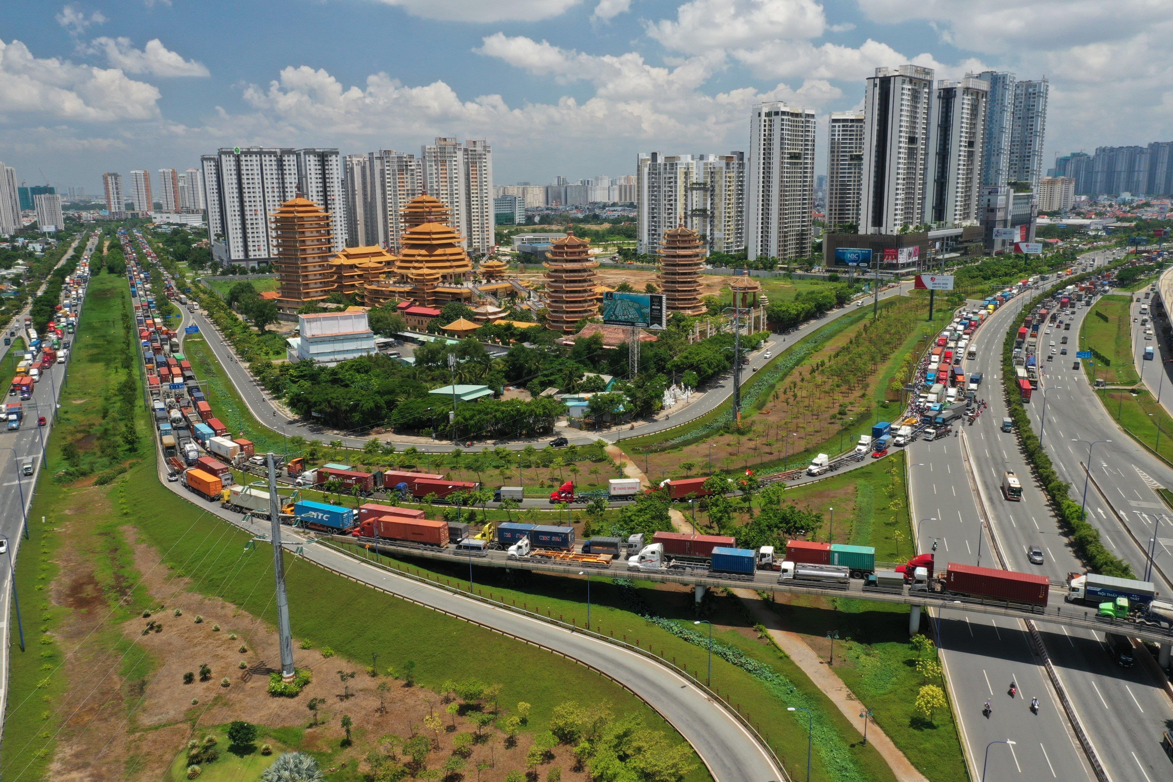 Ket xe hang chuc km, tren nhieu tuyen duong o Sai Gon vi cau chet may hinh anh