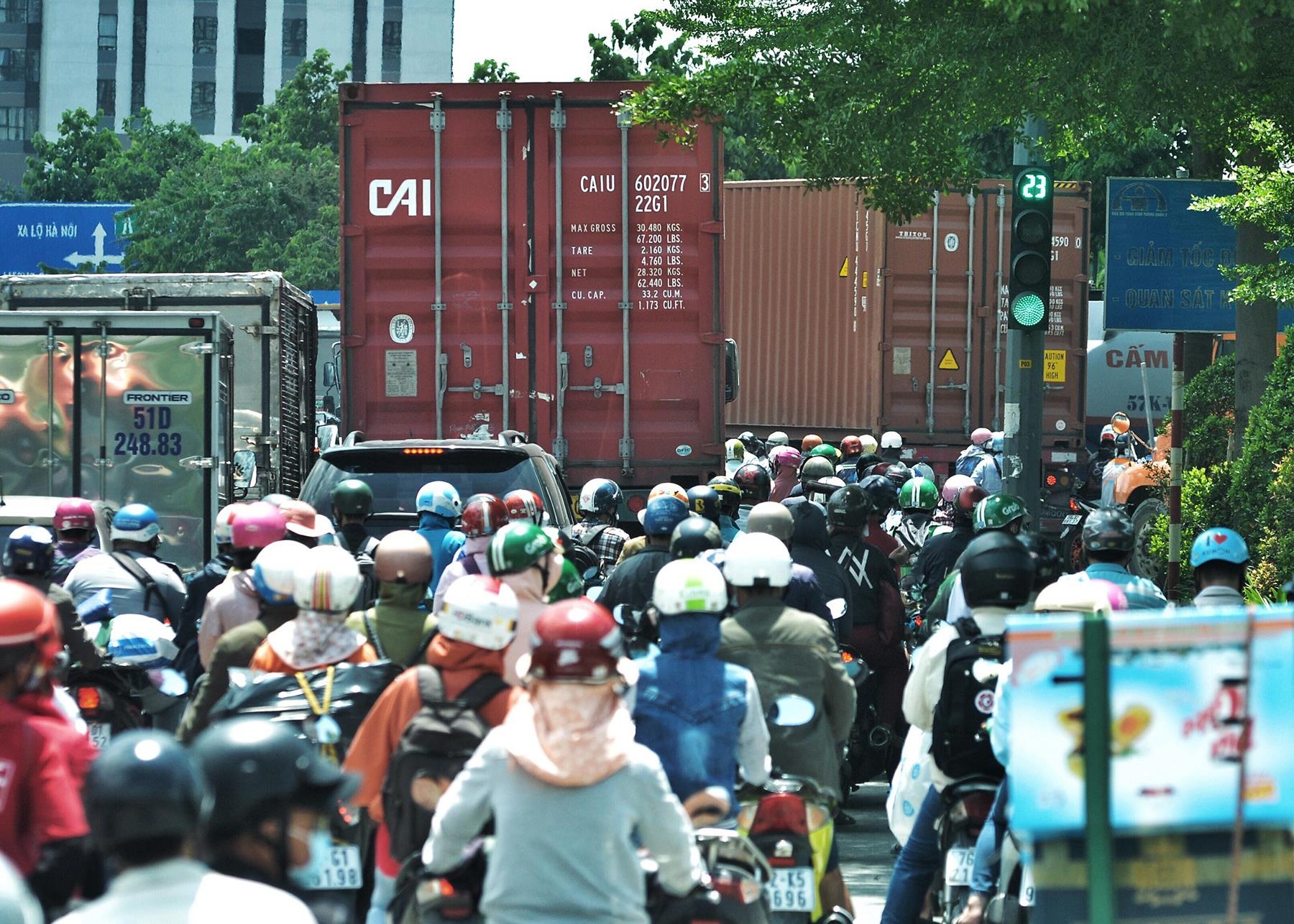 kẹt xe kinh hoàng trên cao tốc ảnh 4 ket xe kinh hoang tren cao toc anh 4