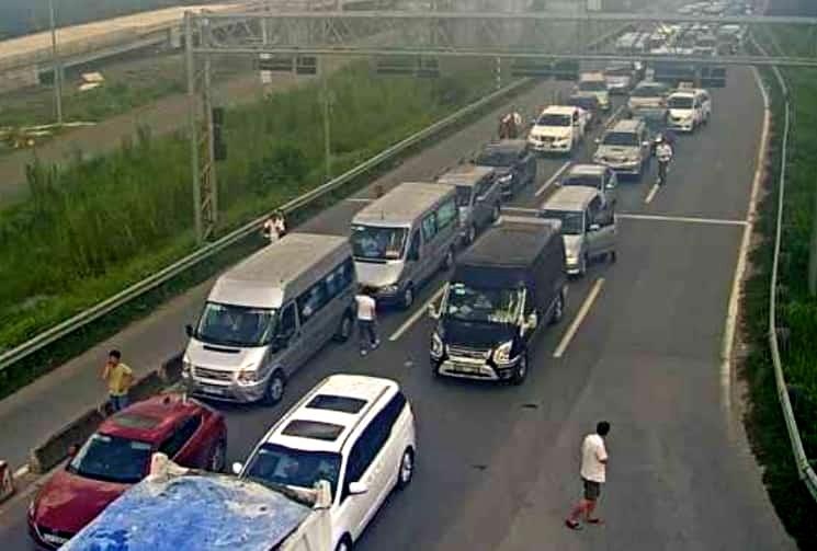 kẹt xe kinh hoàng trên cao tốc ảnh 6 ket xe kinh hoang tren cao toc anh 6