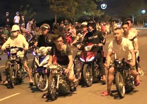 'Quai xe' vut bo hang chuc xe may khi bi canh sat vay bat hinh anh