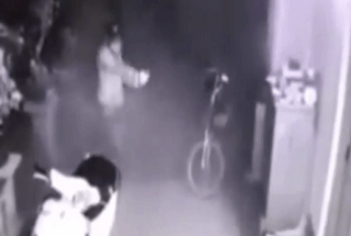 Nhom trom cam sung tan cong chu nha o Sai Gon hinh anh