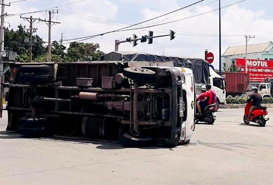 Xe tai cho gas bi lat gan cay xang hinh anh