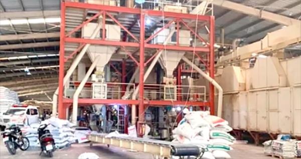 Cong nhan chet tham vi bi cuon vao may tron cam hinh anh