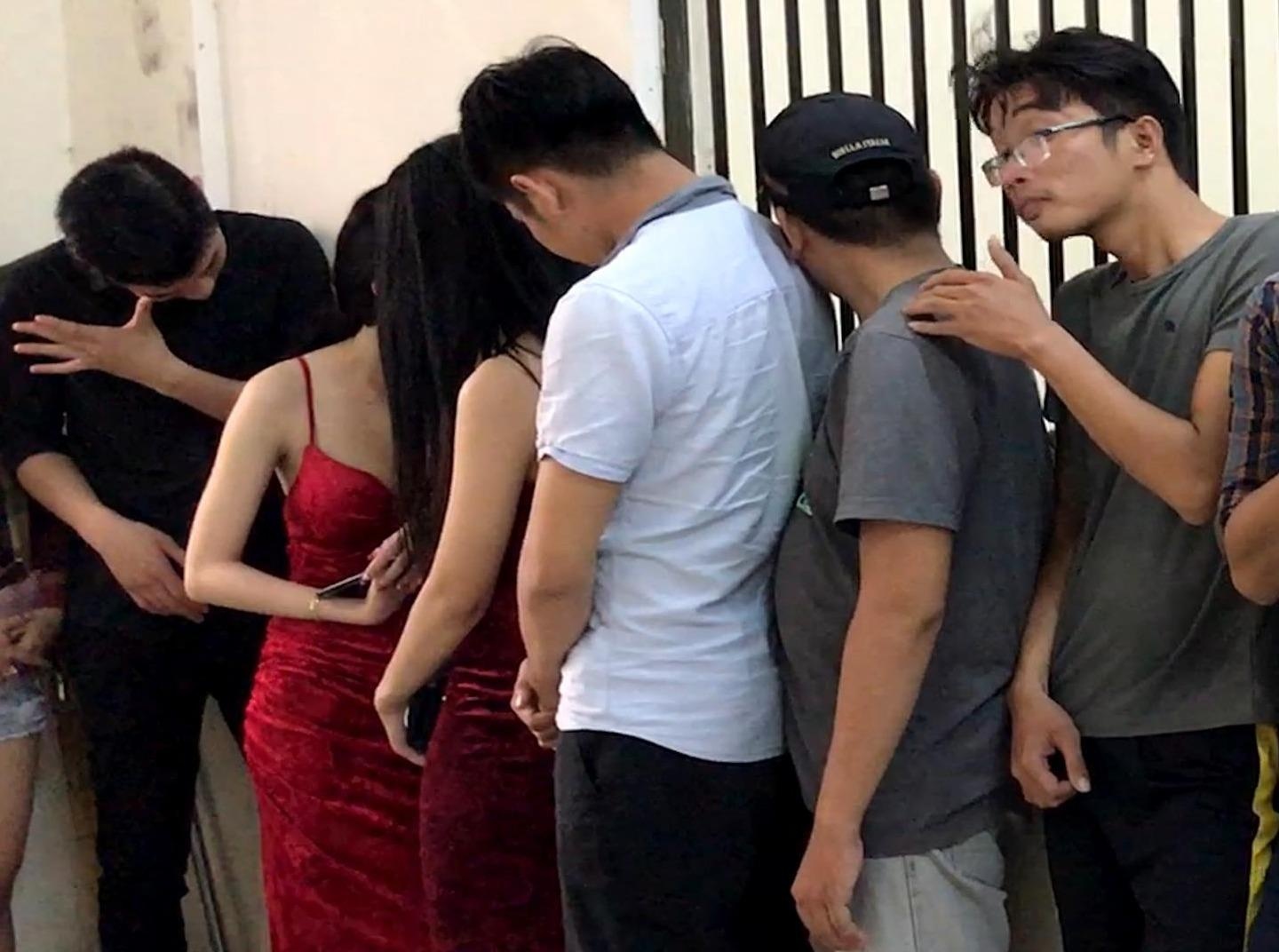Nhieu nam nu phe ma tuy trong quan bar o Sai Gon hinh anh