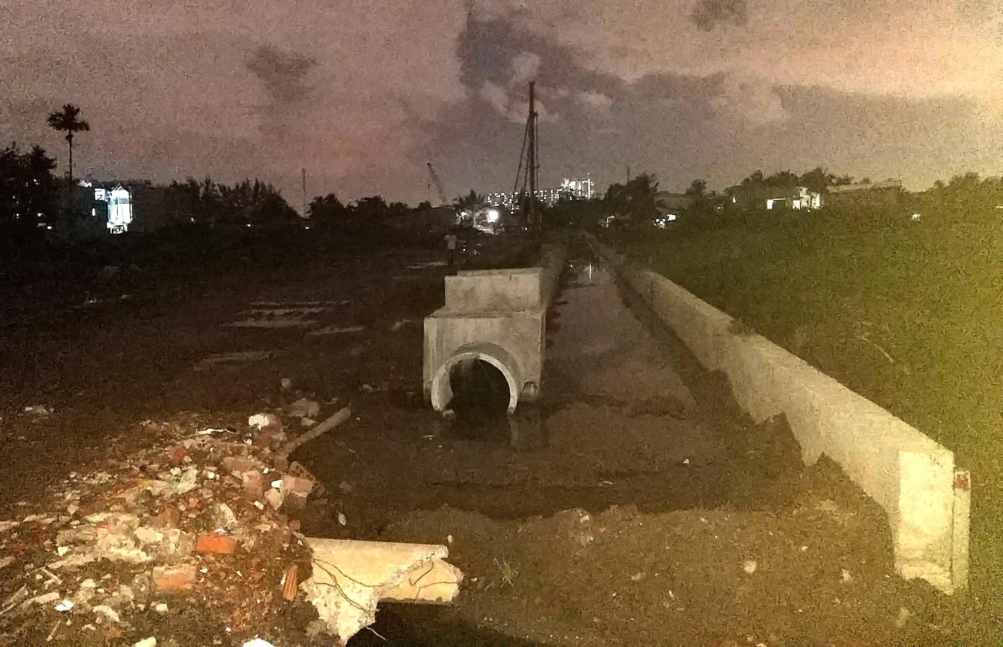 2 be trai bi dien giat tu vong tai cong trinh duong Vanh Dai 2 hinh anh