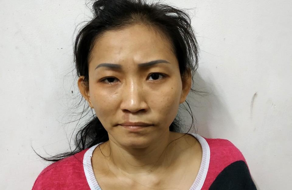Bat nu quai U40 du du khach My 'tam su' de trom tai san hinh anh