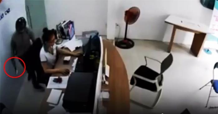 Bat ten cuop ke dao vao co nu nhan vien cua hang Viettel hinh anh