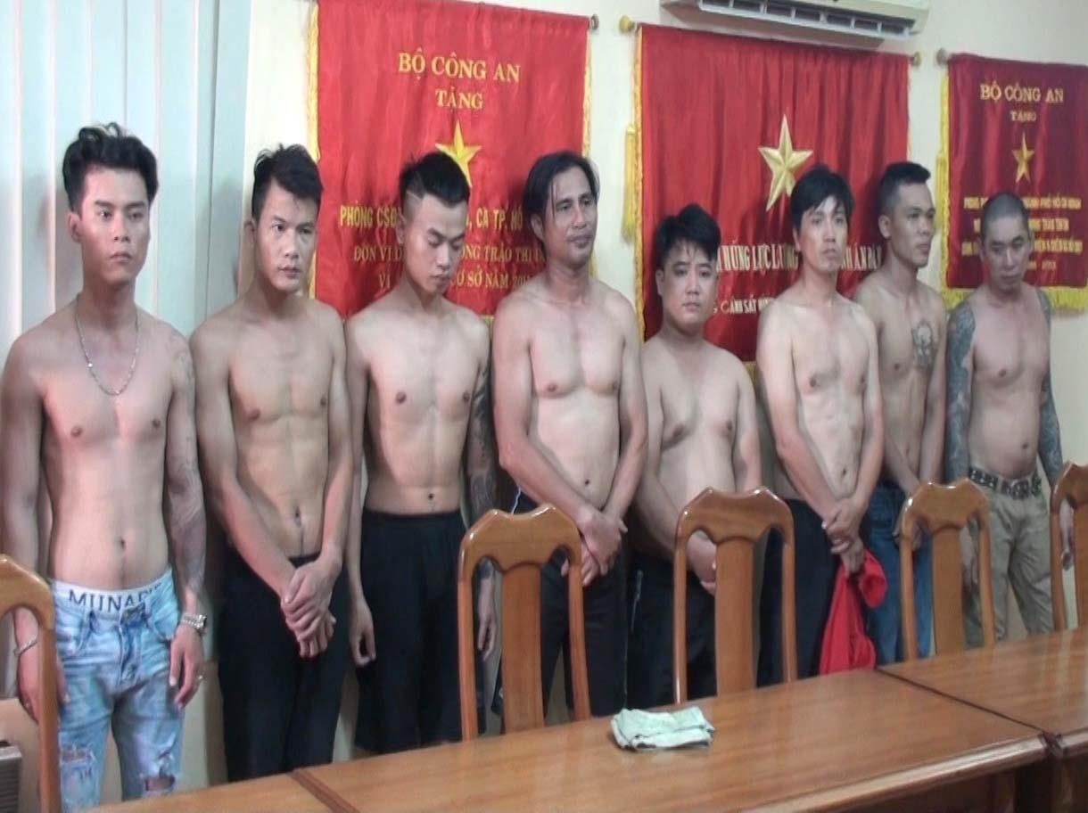 bat nhom tat son quan pho hoa anh 3