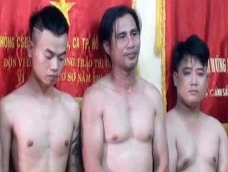 Bat nhom nguoi tat son vao quan pho Hoa Pasteur o Sai Gon hinh anh