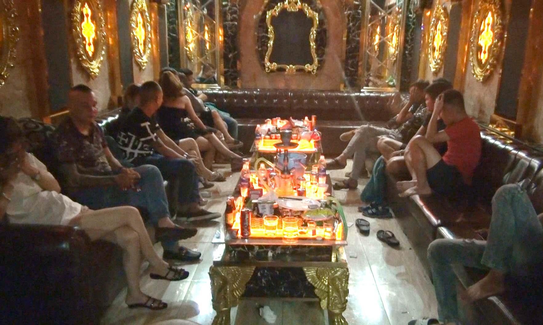 Kiem tra ma tuy hang chuc nguoi trong nha hang o Sai Gon hinh anh