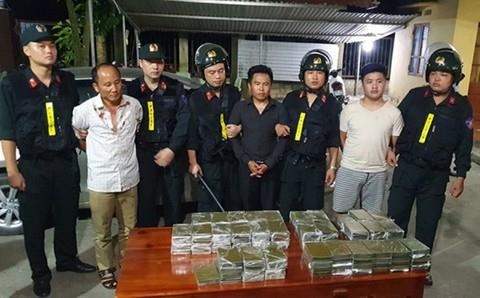 Canh sat dap kinh oto bat nhom buon 120 banh heroin tren cao toc hinh anh