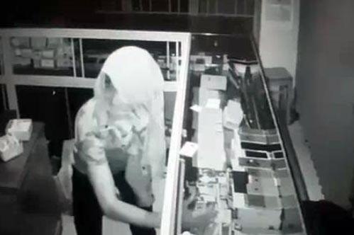 9X ban oc luoc nang trom nhieu dien thoai dat tien hinh anh