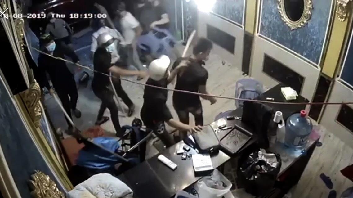 Bat nhom giang ho dap pha quan karaoke o Sai Gon hinh anh