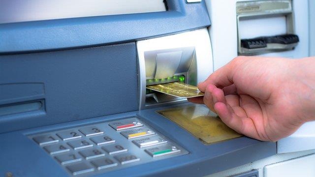 Nguoi nuoc ngoai gan vat the la vao tru ATM o Sai Gon hinh anh