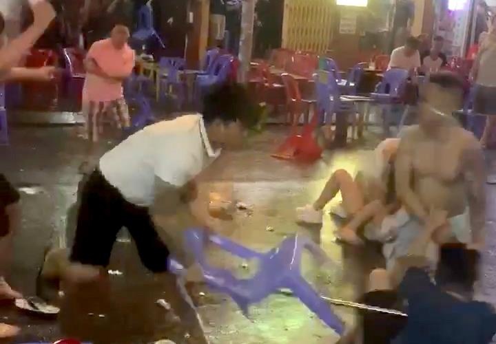 Canh hon chien giua pho di bo Bui Vien hinh anh