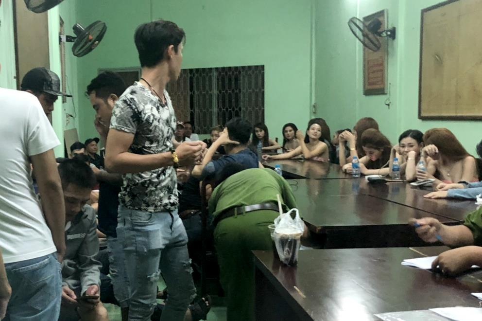 Dot kich quan bar anh 2