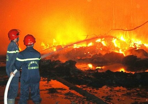 Cong ty rong 5.000 m2 boc chay sau tieng no lon hinh anh