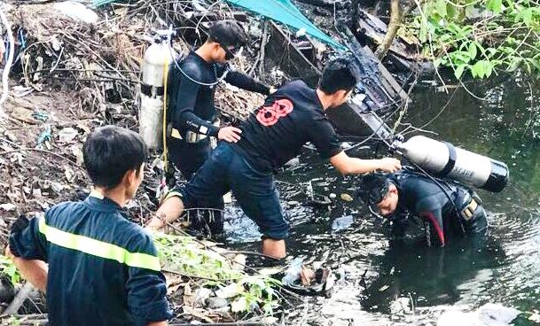 Nguoi dan ong tu vong duoi Ho Da hinh anh