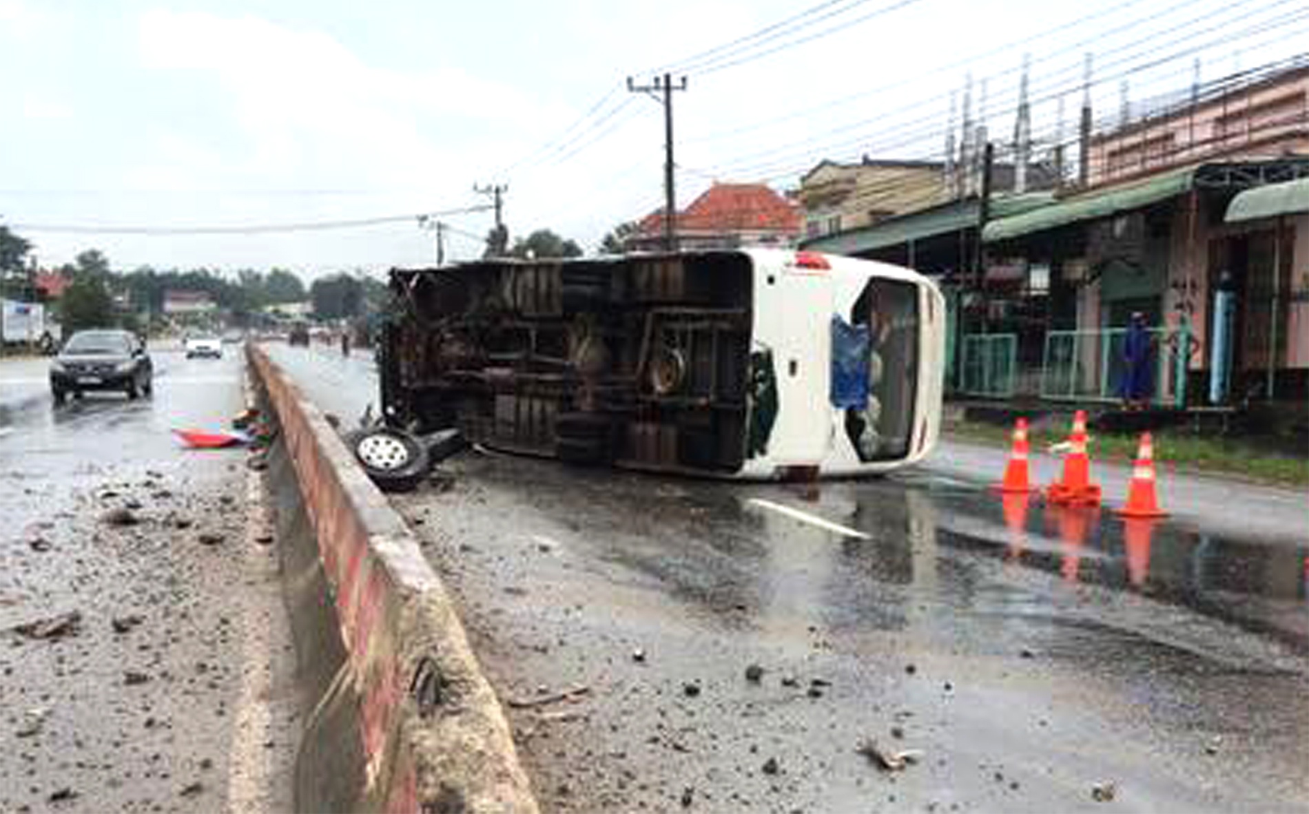 Xe khach 29 cho lat ngang sau cu tong dai phan cach hinh anh