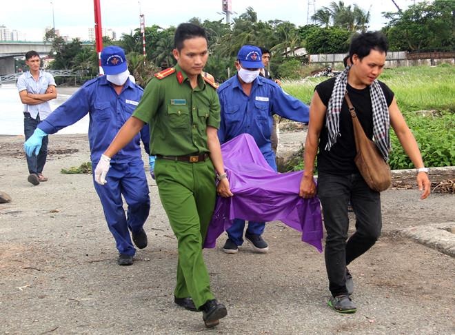 Nghi can trom thiet mang khi nhay xuong kenh de tau thoat hinh anh