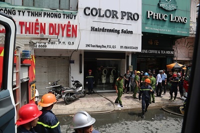 Cuu 2 nguoi trong can nha boc chay anh 1