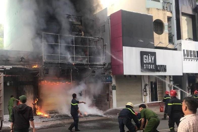 Cuu 2 nguoi trong can nha boc chay o TP.HCM hinh anh