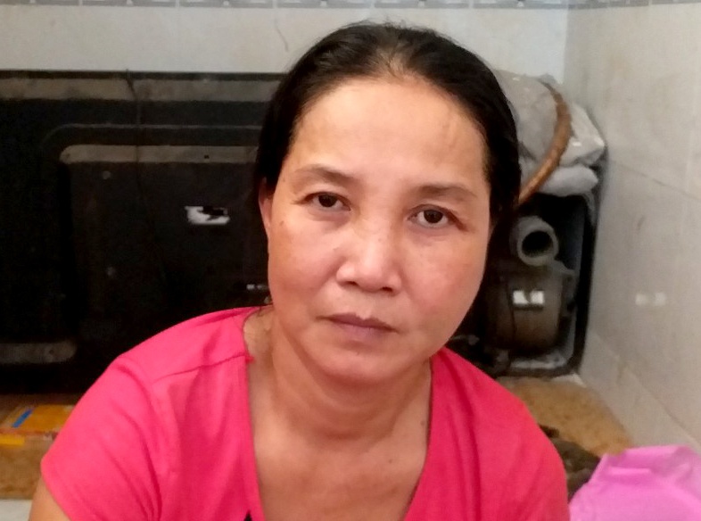 Nguoi phu nu tan cong ha bo canh sat vi tuong den bat chong hinh anh