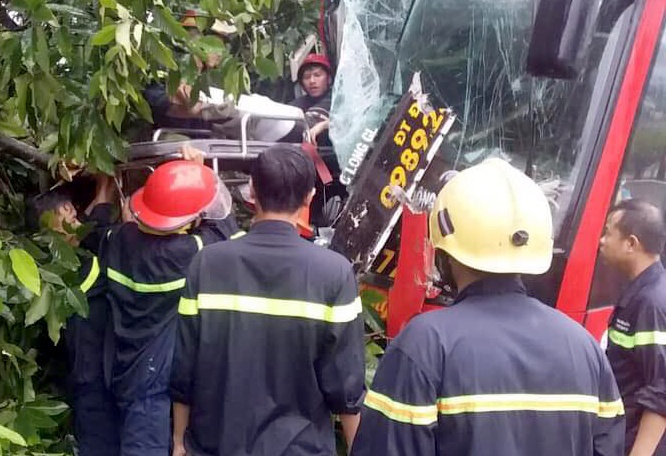 Hang chuc nguoi mac ket trong xe khach gap nan hinh anh