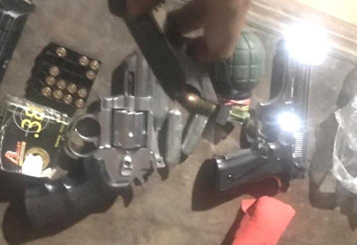 Tim thay 8 khau sung tai noi o cua nhom buon ma tuy xuyen quoc gia hinh anh