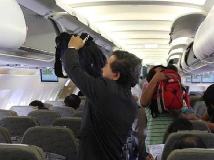 Khach Trung Quoc trom 4.500 USD tren may bay hinh anh