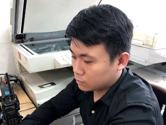 tiep vien nha hang ban dam anh 1