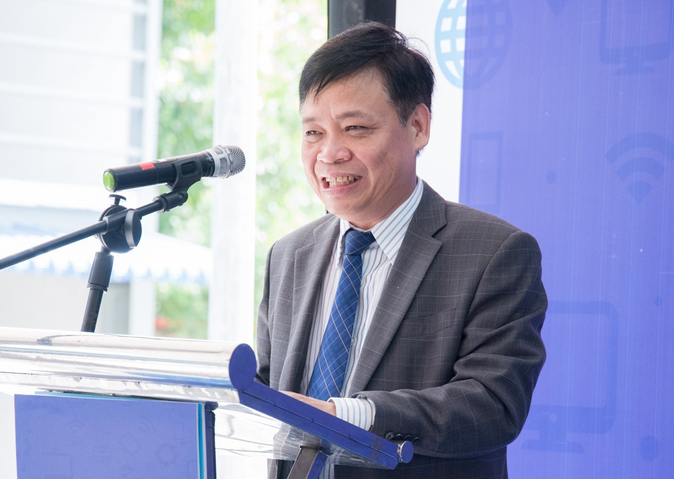 lap dat camera tai cac quan bar anh 1